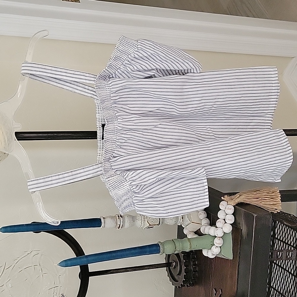 Gap off the shoulder top LG adjustable/removable shoulder straps.